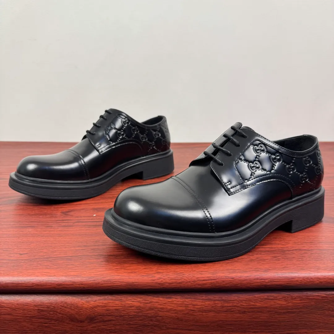 Batch 780 Gucci/Gucci new men's lace-up shoes with GG details, glossy cow leather derby shoes! Rooted in the brand's heritage, these men's lace-up shoes are crafted from premium open-edge beaded calf leather and feature GG-print embossed suede details in homage to Gucci's iconic monogram. The rubber sole decorated with GG pattern adds a touch of modern fashion to this design. Typical three-joint style design. European and American classic version, full calfskin lining. The overall upper texture is soft and the lining is comfortable and breathable. 2CM thickened soft rubber sole, easy to control. Versatile and stylish upper foot, multiple colors available to meet different matching needs, complete package! Size: 39-40-41-42-43-44 leather shoe size (38.45.46 can be customized) Item number: 7826Z open edge beads black